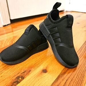 Toddler All Black Adidas. Unisex. Lace free. Size US9.